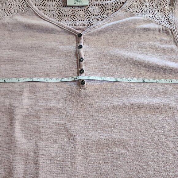 Pink top with lace accents - Picture 5 of 10